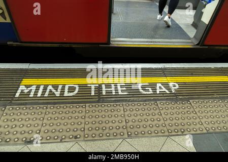 Vorsicht mit dem Lückenschild in der Londoner U-Bahn. Warnschild am Bahnsteig an der Bank Station auf der Central Line. Lücke zwischen Bahnsteig und Zugtür Stockfoto