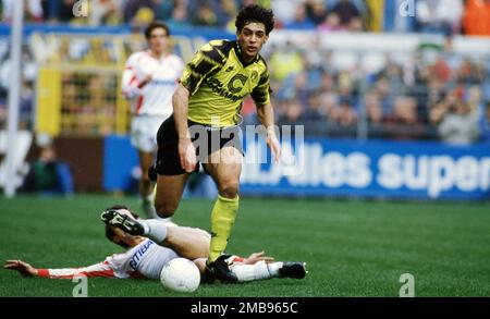 Gelsenkirchen, Deutschland. 16. Januar 2023. firo: 03.04.1993 Football: Football: Archivieren von Fotos, Archivieren von Fotos, Archivieren von Bildern, Archiv, 1.Bundesliga: Staffel 1992/1993, 92/93 BVB, Borussia Dortmund - FC Köln 4:1 Duels, Ned Zelic, Ned Zelic, versus, Rico stoneman Credit: dpa/Alamy Live News Stockfoto