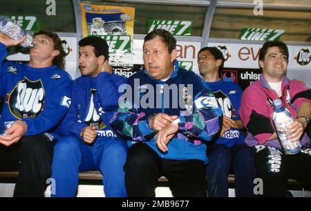 Gelsenkirchen, Deutschland. 16. Januar 2023. firo: 06.04.1993 Fußball: Fußball: Fotos archivieren, Foto archivieren, Bilder archivieren, archivieren, Europa League. UEFA Cup Saison 1992/1993, 92/93, Halbfinale, First Leg BVB, Borussia Dortmund - AJ Auxerre 2:0 Guy Roux, halbe Figur, Coach, ab, AJ Auxerre Credit: dpa/Alamy Live News Stockfoto