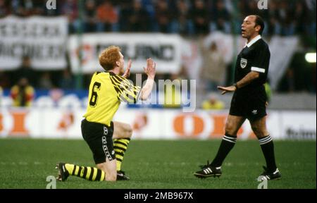 Gelsenkirchen, Deutschland. 16. Januar 2023. firo: 04.04.1995 Fußball: Fußball: Fotos archivieren, Foto archivieren, Bilder archivieren, archivieren, Europa League. UEFA Cup Saison 1994/1995, 94/95, Halbfinale, erste Etappe Juventus Turin - BVB, Borussia Dortmund 2:2 Matthias Sammer, ganze Figur, mit und, Schiedsrichter, Marc Batta Credit: dpa/Alamy Live News Stockfoto