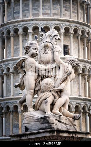 Statue von Engelchen mit einem Schild und dem Kreuz von Pisa in Pisa, Italien Stockfoto