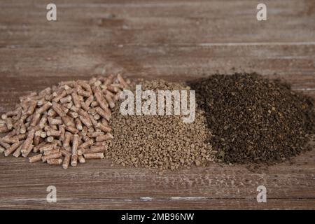 Bild eines kleinen Haufens von Pellets, Erdnüssen und Oliventresteröl. Verschiedene Arten von Heizstoffen für Biomassekessel. Stockfoto