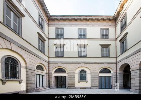 Außenwände des Innenhofs eines modernen Gebäudes mit luxuriösem Design im klassischen Stil Stockfoto