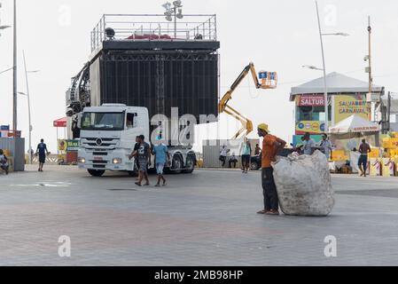 Salvador, Bahia, Brasilien - 09. Februar 2018: Menschen auf den Straßen von Salvador, Bahia, nach der Karnevalnacht. Stockfoto