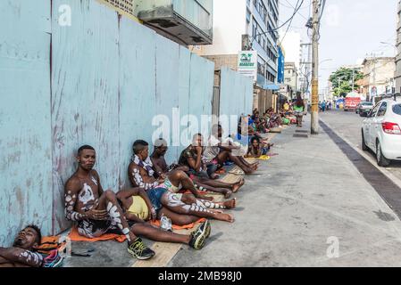 Salvador, Bahia, Brasilien - 09. Februar 2018: Menschen auf den Straßen von Salvador, Bahia, nach der Karnevalnacht. Stockfoto