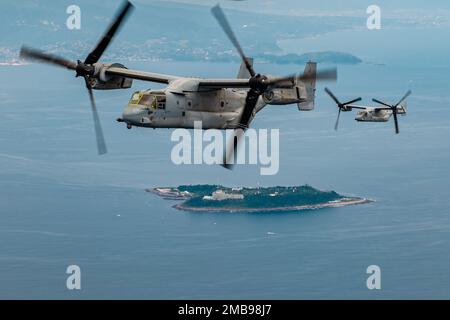 USA Marinekorps MV-22B Ospreys, zugewiesen zur Marine Medium Tiltrotor Squadron (VMM) 265, fliegen zur Unterstützung der Übung Fuji Viper Shinka 22 vor der Küste von Kanagawa, Japan, 13. Juni 2022. VMM-265 unterstützt Fuji Viper Shinka 22, um die Letalität zu erhöhen und bilateral mit dem 4. Marineregiment und der Japan Ground Self Defense Force zu trainieren. Stockfoto