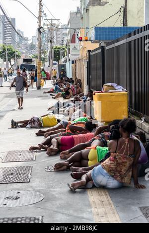 Salvador, Bahia, Brasilien - 09. Februar 2018: Menschen auf den Straßen von Salvador, Bahia, nach der Karnevalnacht. Stockfoto