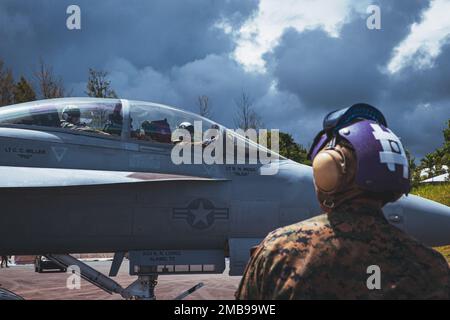 USA Martin Jacobs, Spezialist für Treibstoff im Massengut des Marine Wing Support Squadron 372, Marine Aircraft Group 39, 3. Marine Aircraft Wing, bereitet sich auf das Auftanken eines Marine EA-18G Growler auf Palau zur Unterstützung von Valiant Shield 22 vom 13. Juni 2022 vor. Übungen wie Valiant Shield ermöglichen den Gemeinsamen Einsatzkräften des indo-pazifischen Kommandos die Möglichkeit, Kräfte aus allen Dienstbereichen zu integrieren, um präzise, tödliche und überwältigende mehrachsige, multidomänenübergreifende Effekte durchzuführen, die die Stärke und Vielseitigkeit der Joint Force und unser Engagement für ein freies und offenes Indo-pazifik demonstrieren. Stockfoto