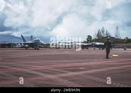 USA Martin Jacobs, Spezialist für Treibstoff im Massengut des Marine Wing Support Squadron 372, Marine Aircraft Group 39, 3. Marine Aircraft Wing, beobachtet, wie ein Marine EA-18G Growler in Position geht, um Palau zur Unterstützung von Valiant Shield 22 aufzutanken, am 13. Juni 2022. Übungen wie Valiant Shield ermöglichen es den indo-pazifischen Kommando Joint Forces, Kräfte aus allen Zweigen des Dienstes zu integrieren, um präzise, tödliche und überwältigende mehrachsige, multidomänenübergreifende Effekte durchzuführen, die die Stärke und Vielseitigkeit der Joint Force und unser Engagement für eine freie und offene Indo- Stockfoto