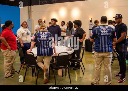 Memphis, Tennessee (13. Juni 2022) Matrosen, die dem eSports-Team der Navy angehören, beantworten während der Navy Week Memphis Fragen von Schülern des Technical Training Center des Boys & Girls Club of Greater Memphis. Die Memphis Navy Week ist eine von 14 Navy Weeks im Jahr 2022, in der eine Vielzahl von Ressourcen, Ausrüstung und Personal in eine einzige Stadt gebracht wird, um eine Woche lang eine Reihe von Verlobungen abzuhalten, die die amerikanische Marine näher an die Menschen bringen sollen, die sie schützt. Jedes Jahr erreicht das Programm mehr als 140 Millionen Menschen – etwa die Hälfte der US-Bevölkerung. Stockfoto