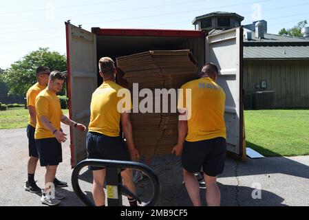 Memphis, Tennessee (13. Juni 2022) Seeleute transportieren während der Navy Week Memphis Kartons in einen Versandcontainer für das Königreich. Die Memphis Navy Week ist eine von 14 Navy Weeks im Jahr 2022, in der eine Vielzahl von Ressourcen, Ausrüstung und Personal in eine einzige Stadt gebracht wird, um eine Woche lang eine Reihe von Verlobungen abzuhalten, die die amerikanische Marine näher an die Menschen bringen sollen, die sie schützt. Jedes Jahr erreicht das Programm mehr als 140 Millionen Menschen – etwa die Hälfte der US-Bevölkerung. Stockfoto