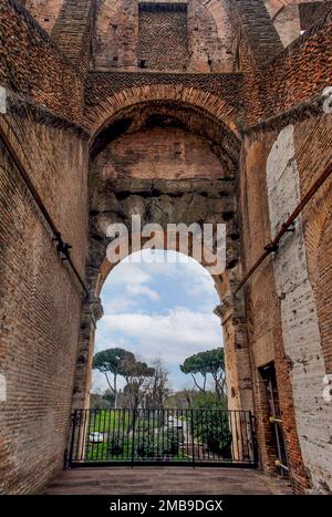 Blick auf einen Bogen des Kolosseums von innen in Rom, Italien Stockfoto