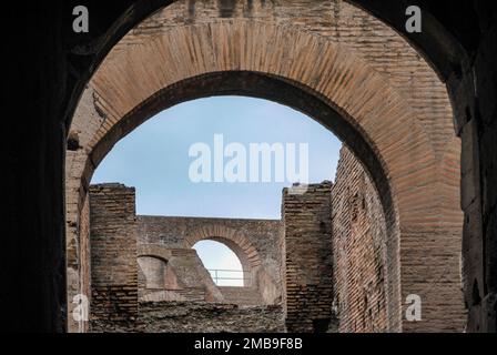 Blick auf das Kolosseum von innen in Rom, Italien Stockfoto