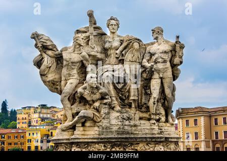 Römische Skulptur auf der Brücke Ponte Vittorio Emanuele II in Rom. Stockfoto