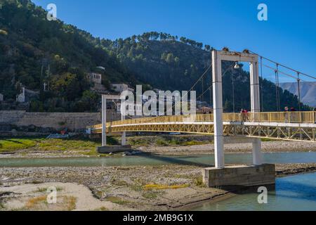 Blick auf Berat, die historische Stadt im Süden Albaniens bei Nacht mit allen Lichtern blinkend und weißen Häusern auf einem Hügel. Erfasst während der blauen Stunde Stockfoto