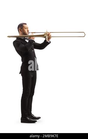Profilaufnahme eines eleganten männlichen Musikers, der isoliert auf weißem Hintergrund Posaune spielt Stockfoto