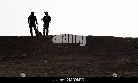 USA Soldaten, die der Task Force Hurricane vom 1. Bataillon, 124. Infanterie-Regiment zugeteilt wurden, machen eine Pause auf einem Hügel während eines Platoon Immersion in Al-Kharj, Königreich Saudi-Arabien, 13. Juni 2022. Die Immersion war eine Schulungsveranstaltung, die die Interoperabilität zwischen der US-Armee und der Royal Saudi Land Force auf Platoon-Ebene fördern und gleichzeitig die Fähigkeiten der USA und der Partnerländer verbessern sollte. Stockfoto