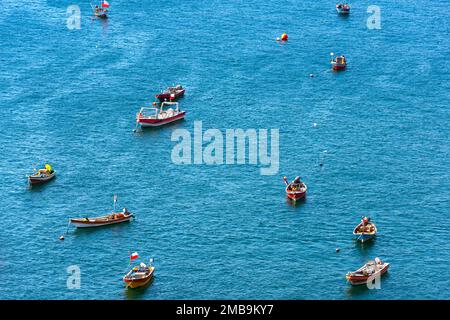 Blick von oben auf kleine Fischerboote an den Küsten von Antofagasta, Chile Stockfoto