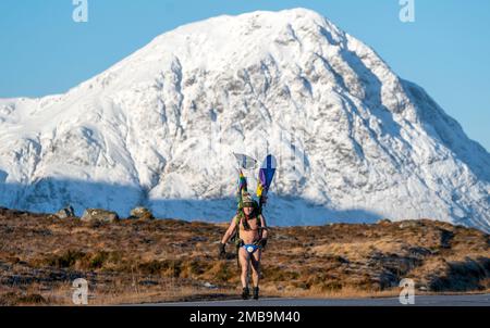 Mick Cullen, auch bekannt als Speedo Mick, läuft unter Null Grad durch Glencoe und trägt nur seine Badehose. Mick läuft 1.000 km von John O'Groats nach Land's End und schließt gleichzeitig die Three-Peak Challenge zur Sketage von Ben Nevis, Scafell Pike und Mount Snowdon ab. Foto: Freitag, 20. Januar 2023. Stockfoto