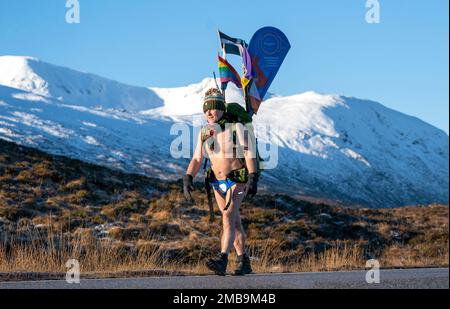 Mick Cullen, auch bekannt als Speedo Mick, läuft unter Null Grad durch Glencoe und trägt nur seine Badehose. Mick läuft 1.000 km von John O'Groats nach Land's End und schließt gleichzeitig die Three-Peak Challenge zur Sketage von Ben Nevis, Scafell Pike und Mount Snowdon ab. Foto: Freitag, 20. Januar 2023. Stockfoto