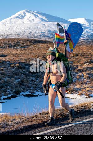 Mick Cullen, auch bekannt als Speedo Mick, läuft unter Null Grad durch Glencoe und trägt nur seine Badehose. Mick läuft 1.000 km von John O'Groats nach Land's End und schließt gleichzeitig die Three-Peak Challenge zur Sketage von Ben Nevis, Scafell Pike und Mount Snowdon ab. Foto: Freitag, 20. Januar 2023. Stockfoto