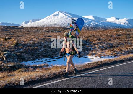 Mick Cullen, auch bekannt als Speedo Mick, läuft unter Null Grad durch Glencoe und trägt nur seine Badehose. Mick läuft 1.000 km von John O'Groats nach Land's End und schließt gleichzeitig die Three-Peak Challenge zur Sketage von Ben Nevis, Scafell Pike und Mount Snowdon ab. Foto: Freitag, 20. Januar 2023. Stockfoto