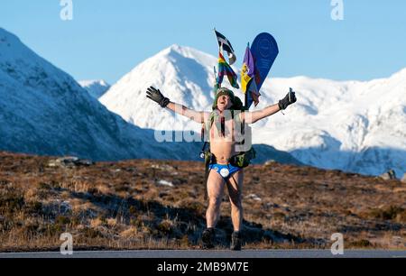 Mick Cullen, auch bekannt als Speedo Mick, läuft unter Null Grad durch Glencoe und trägt nur seine Badehose. Mick läuft 1.000 km von John O'Groats nach Land's End und schließt gleichzeitig die Three-Peak Challenge zur Sketage von Ben Nevis, Scafell Pike und Mount Snowdon ab. Foto: Freitag, 20. Januar 2023. Stockfoto