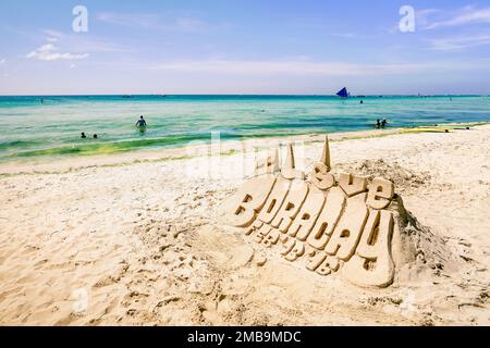 Sandskulptur an der Küste von Boracay - Exklusive Zielinseln auf den Philippinen - Reisekonzept mit weißem Sandstrand und blauem Ozean im Südosten Stockfoto