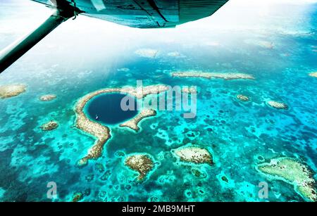 Panoramablick aus der Luft auf das Great Blue Hole - Detail des Korallenriffs von Belize aus dem Flugzeug - Wanderlust und Reisekonzept mit Naturwundern Stockfoto