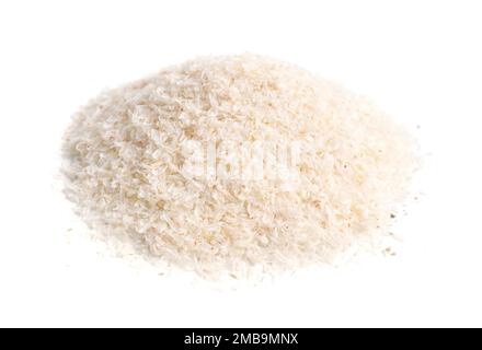 Psylliumschalen-Haufen im Plastiklöffel. Isoliert auf weißem Hintergrund. Stockfoto