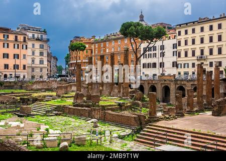 Rom, Italien - 10. Juni 2016: Largo di Torre Argentiina, ein Platz mit vier republikanischen römischen Tempeln und den Überresten des Pompeius-Theaters. Stockfoto