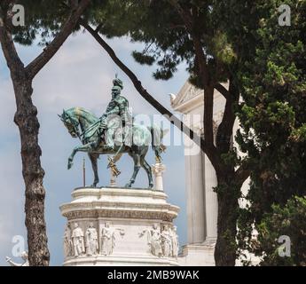Statue von Victor Emmanuel II., wie sie vor dem Altar des Vaterland National Monument in Rom, Italien steht. Stockfoto