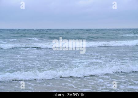 Sanfte Wellen am Sandstrand Ostsee Stockfoto