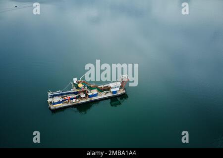 Luftaufnahme des Schiffs für den Sandabbau im See, Sandextraktion Stockfoto