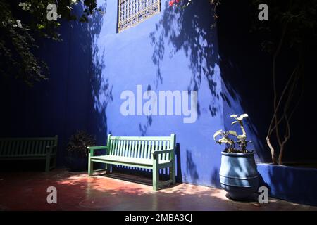 Banc. Mur bleu Majorelle. Jardin Majorelle. Marrakesch. Maroc. / Bench. Majorelle, blaue Wand. Majorelle-Garten. Marrakesch. Marokko. Stockfoto