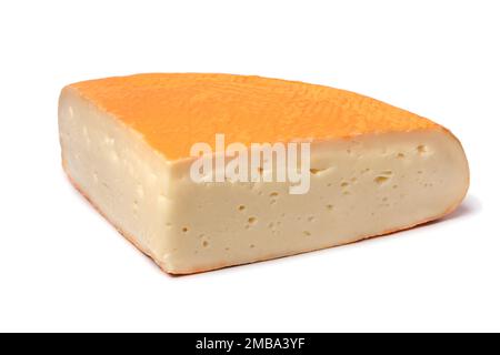 Ein Stück frischen Chaumes-Käse, isoliert auf weißem Hintergrund Stockfoto