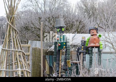 Blumentöpfe Männer oder Familie, Charaktere aus Blumentöpfen an einem frostigen Wintertag, England, Großbritannien Stockfoto