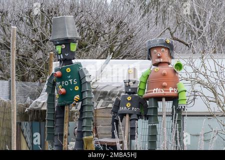 Blumentöpfe Männer oder Familie, Charaktere aus Blumentöpfen an einem frostigen Wintertag, England, Großbritannien Stockfoto