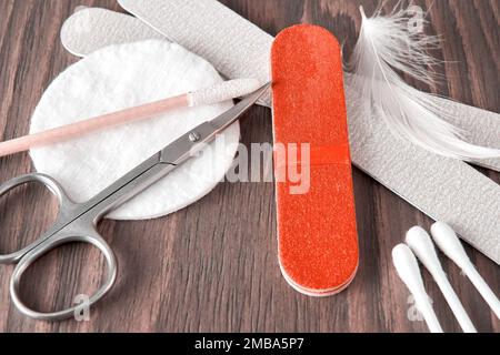 Manikürausrüstung und Instrumente auf dem Holztisch. Salonschreibtisch, Nahansicht Stockfoto