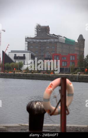 Der Blick über den East Float Dock in Birkenhead in Richtung einer städtischen Splash-Wohnungsbaustelle in Wirral Waters Wirral Waters wird Teil des Liverpool City Region Freeport sein, der kürzlich von der konservativen Regierung angekündigt wurde. Stockfoto