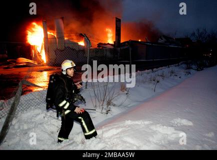 Heute Morgen brach in Runsvens Lagerhaus in Mjölby, Schweden, ein Großbrand aus. Die Hälfte des Industriegebäudes brannte nieder, insgesamt 3.000 Quadratmeter. Im Lagerhaus befanden sich verschiedene Waren wie Barbecue-Holzkohle, Haarshampoo und Toilettenpapier. Rettungsdienste von vier Stationen waren am Brandort. Stockfoto