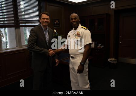 220614-N-FS414-1309 Hinten-ADM. Lex Walker, Commander, Navy Recruiting Command, trifft den Präsidenten der University of Memphis Bill Hardgrave. Die Navy Weeks sollen den Amerikanern zeigen, welche Investitionen sie in ihre Marine getätigt haben, und das Bewusstsein in Metropolregionen erhöhen, in denen die Marine nicht präsent ist. Stockfoto