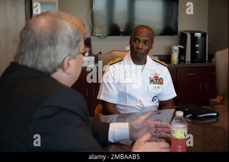 Flottenkommando Lex Walker trifft sich während der Memphis Navy Week mit dem ehrenwerten Jim Strickland, dem Bürgermeister von Memphis. Die Navy Weeks sollen den Amerikanern zeigen, welche Investitionen sie in ihre Marine getätigt haben, und das Bewusstsein in Metropolregionen erhöhen, in denen die Marine nicht präsent ist. Stockfoto