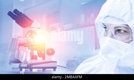 Forschungs- und Entwicklungskonzept-Hintergrundwissenschaftler oder Reseacher mit Mikroskop im biotechnologischen Laboratorium-Overlay mit DNA-Strang Stockfoto