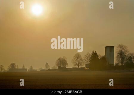 Ein Brand in einer Werkstatt am Donnerstag zur Mittagszeit hatte verheerende Folgen für die Kirche in Älvestad zwischen Klockrike und Fornåsa in der Gemeinde Motala, Schweden. Das Feuer breitete sich auf das Dach der Kirche Älvestad aus, deren älteste Teile aus dem 12. Jahrhundert stammen. Die Kirche wurde vollständig zerstört und zwei Menschen wurden beim Feuer verletzt, darunter ein Feuerwehrmann. Im Bild: Ansicht der Brandszene am Tag nach dem Brand. Stockfoto