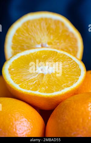 Ein Haufen Orangen in zwei Hälften geteilt mit einem gesunden und appetitlichen Aussehen der Nahrung. Stockfoto