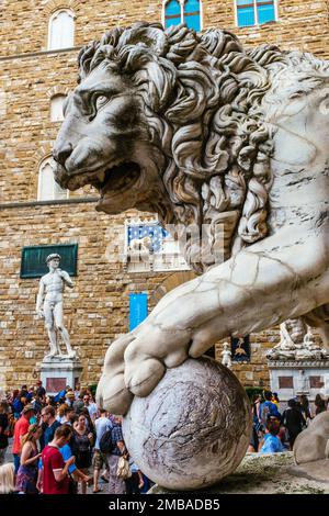 Der Löwe Medici und der Palazzo Vecchio auf der Piazza della Signoria Florenz, Toskana, Italien Stockfoto