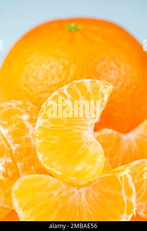 Geschälte Mandarinenfruchtsegmente auf einem Foto, das sehr nah aufgenommen wurde, Makrofoto. Stockfoto