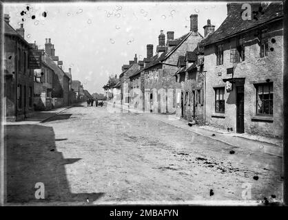 Acree End Street, Eynsham, West Oxfordshire, 1885. Die Aussicht nach Westen entlang der Acre End Street mit dem Railway Inn auf der linken Seite. Stockfoto