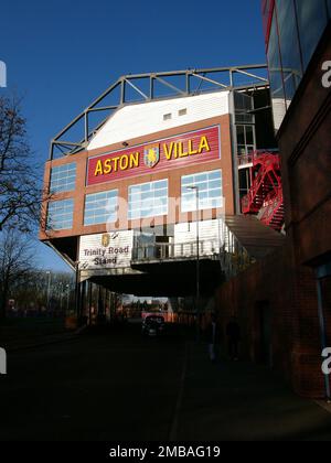 Villa Park, Trinity Road, Aston, Birmingham, 2005. Der neue Trinity Road-Stand des Fußballstadions Villa Park, von Südosten aus gesehen. Der neue Stand der Trinity Road wurde im November 2001 offiziell eröffnet. Er ersetzte einen früheren Stand aus den Jahren 1922-1923. Stockfoto